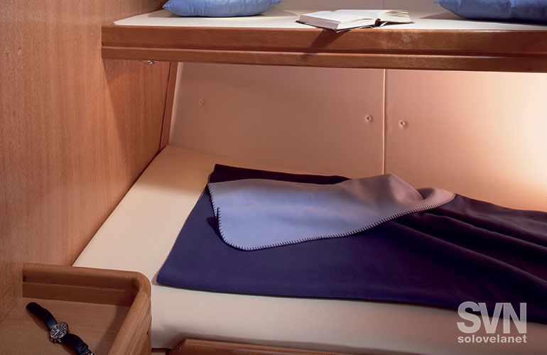 La cabina di prua con i letti a castello nella versione a 4 cabine