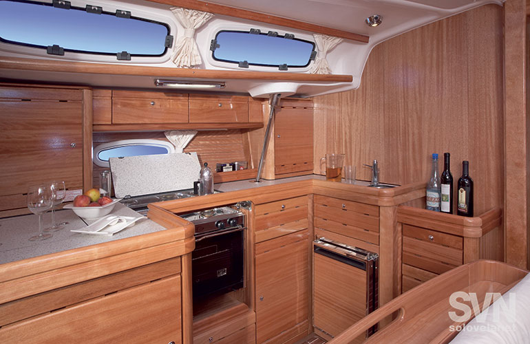 Bavaria 46 Cruiser, la cucina