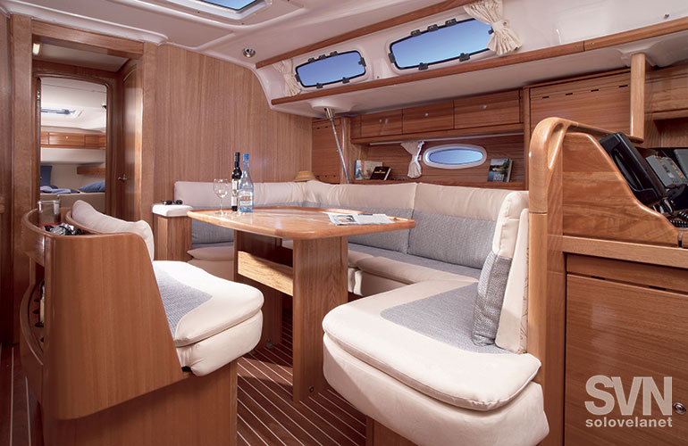 Bavaria 46 Cruiser, la dinette