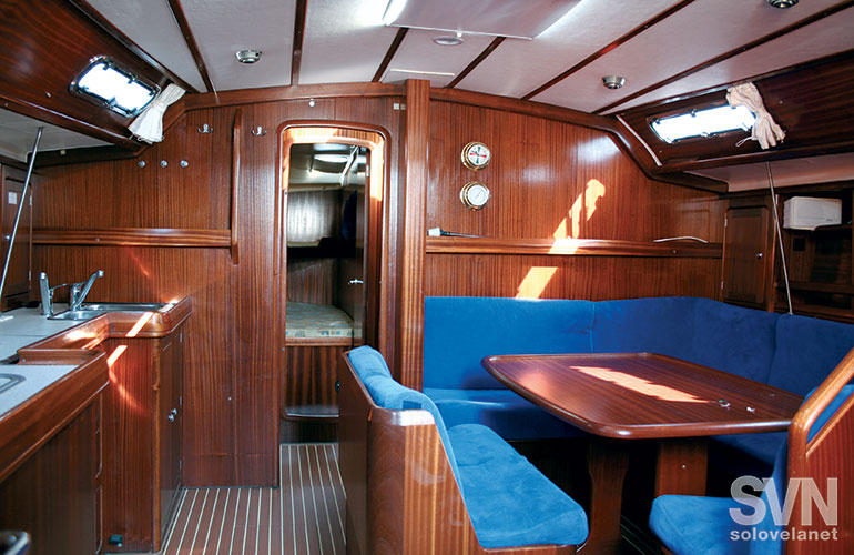 Bavaria 47, la dinette da poppa