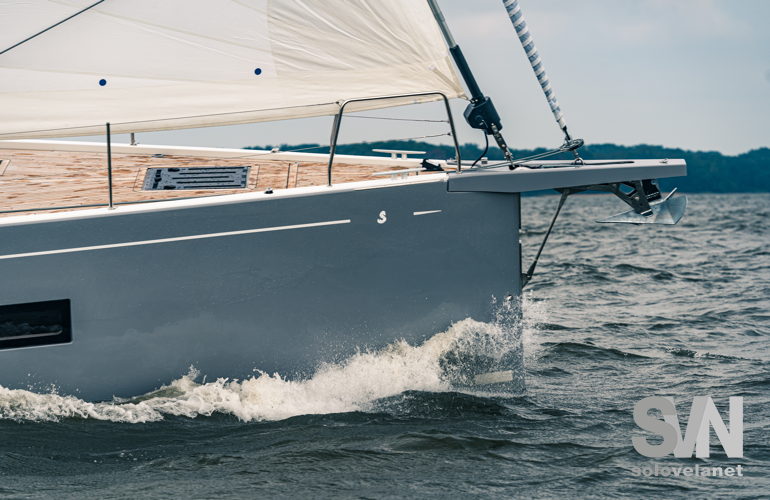 Oceansi 54 Yacht, il dritto di prua