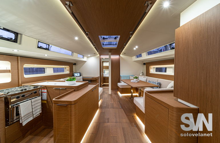 Oceansi 54 Yacht, la dinette