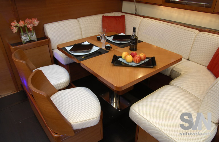 Dufour 525, il tavolo da pranzo