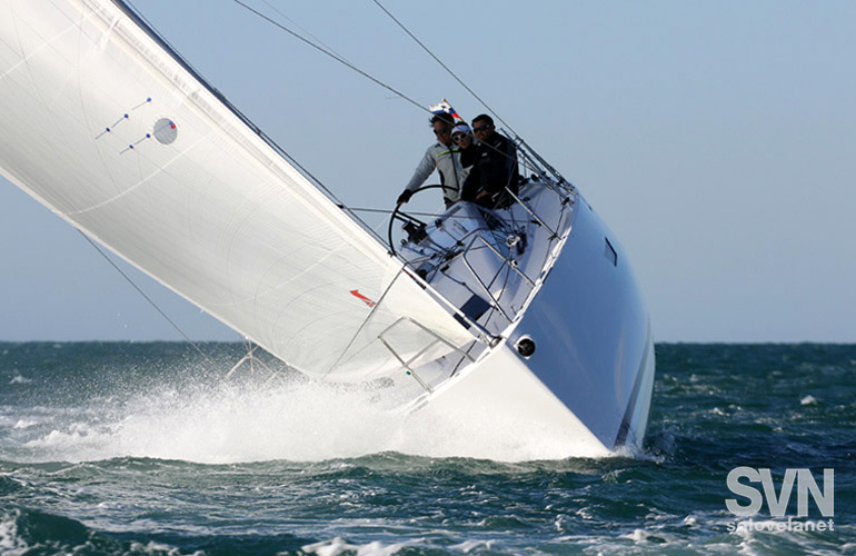 Elan E4, di prua