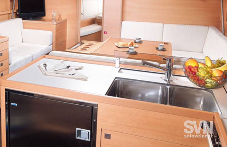 Elan E6, la cucina e la dinette vista da poppa