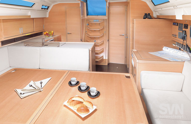 Elan E6, la dinette vista da prua