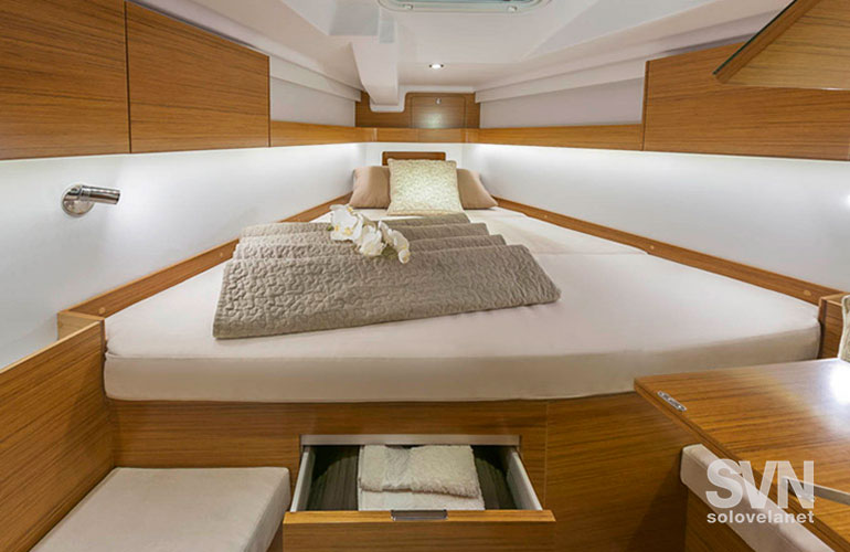 Elan E5, la cabina di prua