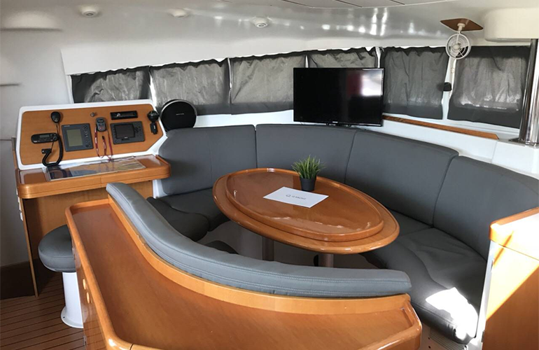 Lagoon 41S, il grande divano della dinette