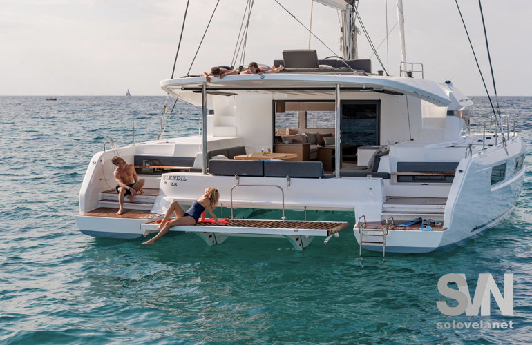 Lagoon 50, piattaforma da bagno giù