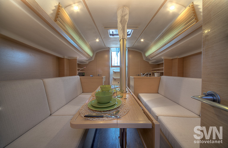 Elan 310, la dinette vista da prua
