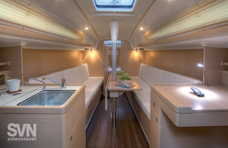 Elan 310, la dinette vista da poppa