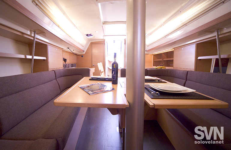 Elan 340, la dinette vista da prua