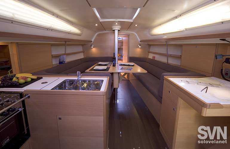 Elan 340, la dinette vista da poppa