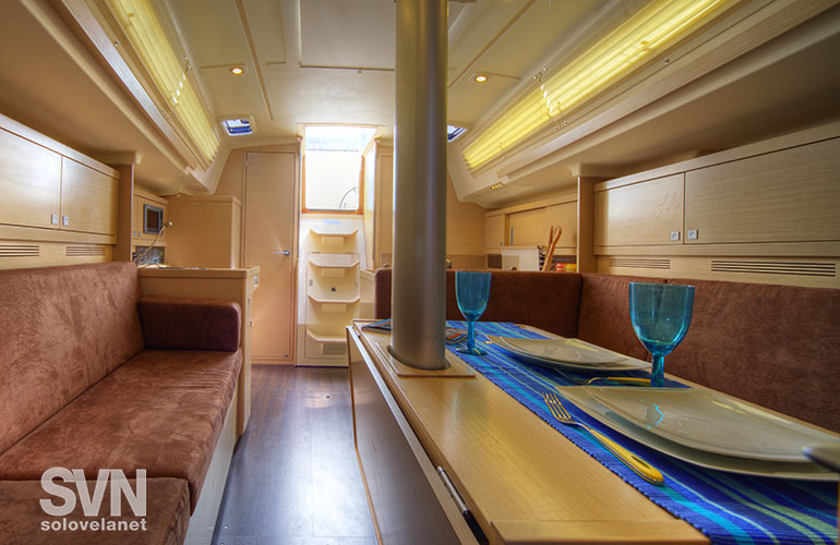Elan 350, la dinette vista da prua