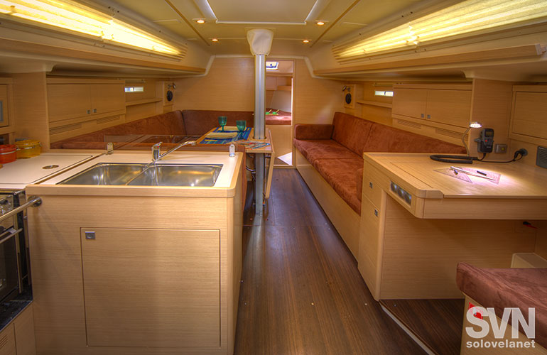 Elan 350, la dinette vista da poppa