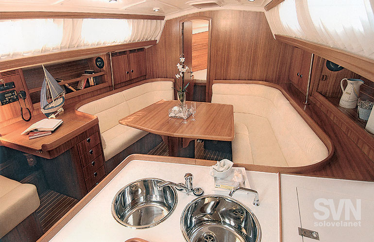 Elan 340, la dinette