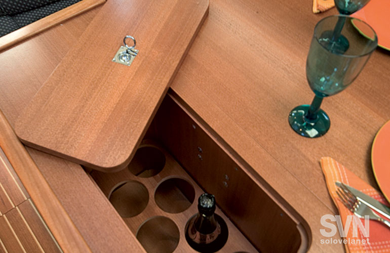 Impression 384, il porta bottiglie nel tavolo della dinette
