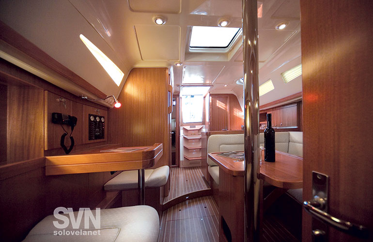 Impression 344, la dinette vista dalla cabina di prua