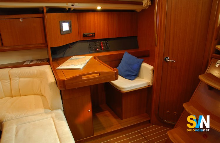 Dufour 425 GL, tavolo di carteggio