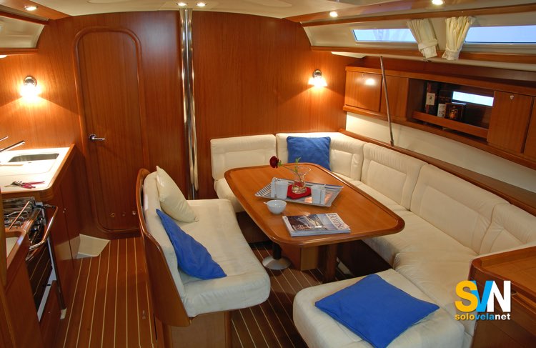 Dufour 425 GL, dinette