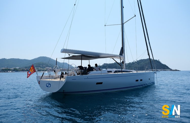 Grand Soleil 52 P, il tendalino che copre il pozzetto