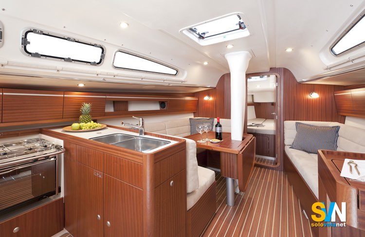 Dehler 35, la dinette con uno scorcio della cucina a L