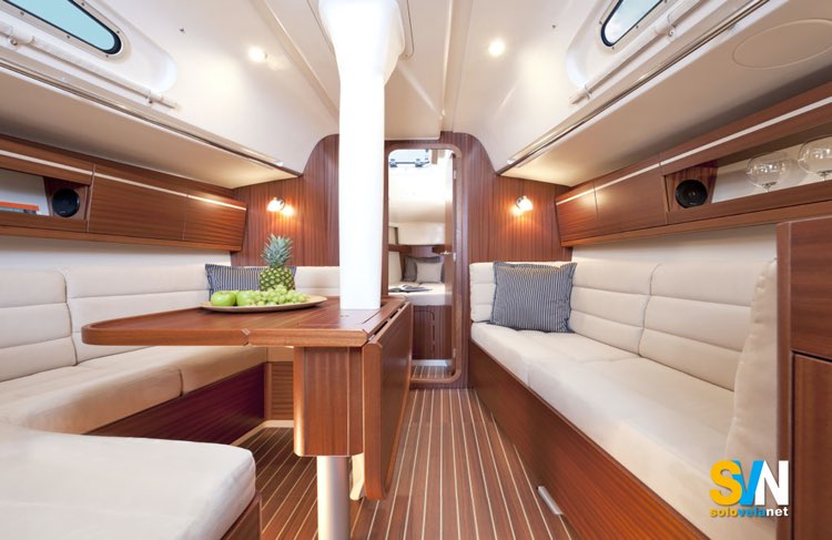 Dehler 35, la zona divaneria della dinette