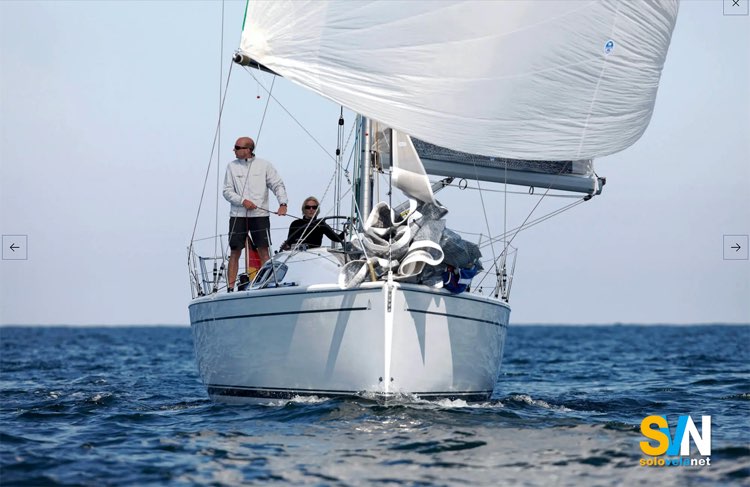 Dehler 35, la barca avanza di lasco sotto spinnaker