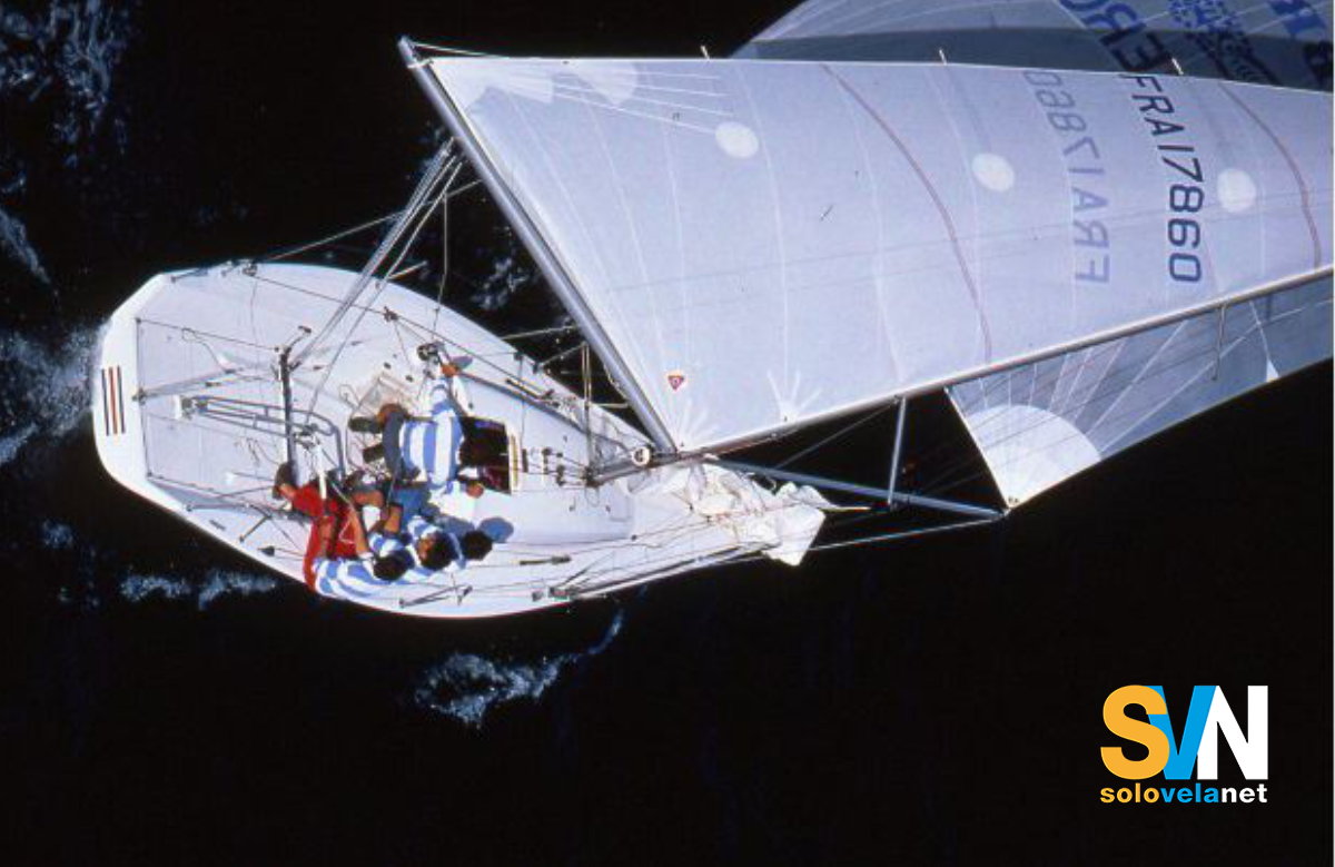 Il Beneteau 25 in navigazione ripreso dall'alto