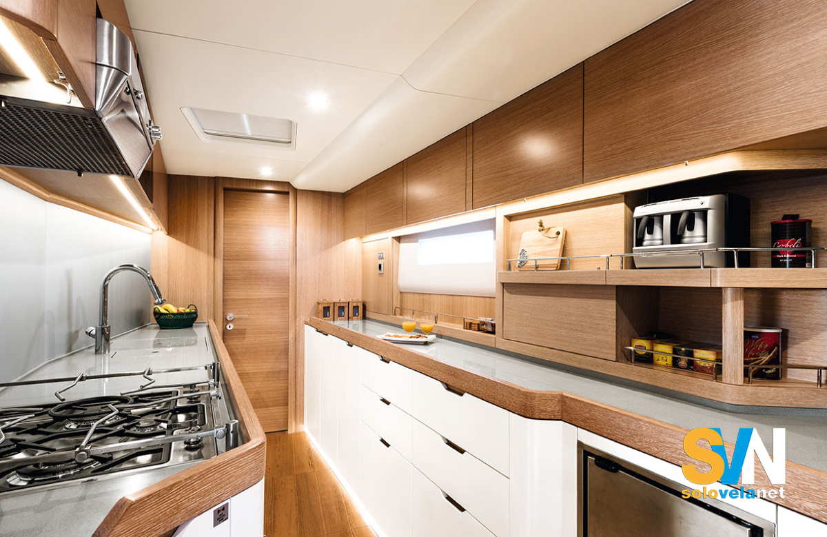 La cucina a prua dell'Euphoria 68