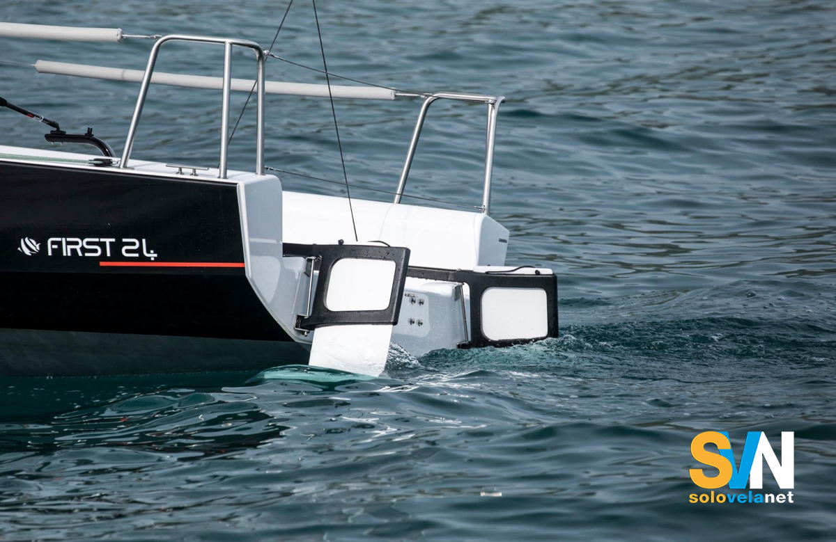 Un particolare del doppio timone del First 24