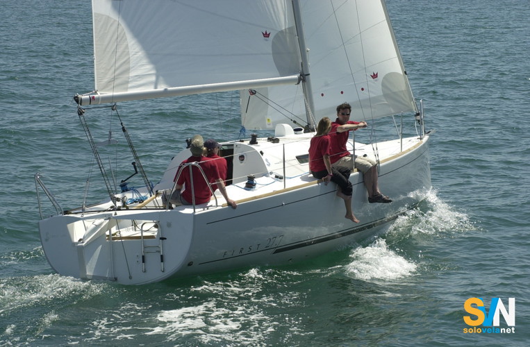 First 27.7, un paio di persone fuori bordo e l abarca è quasi piatta anche di bolina