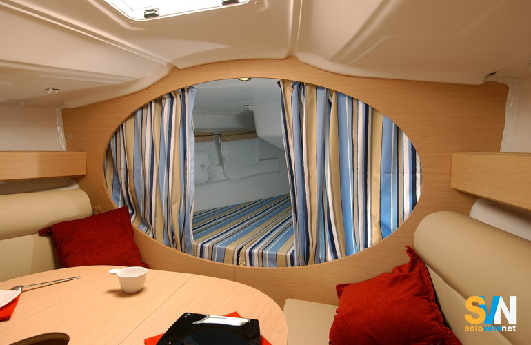 First 27.7, il letto di prua separato d auna tenda dalla dinette