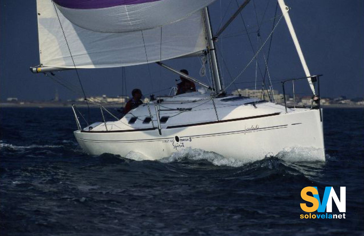 Il First 300 Spirit di prua