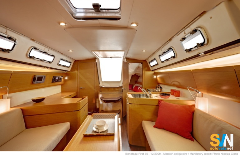 Il First 35, la dinette vista da prua