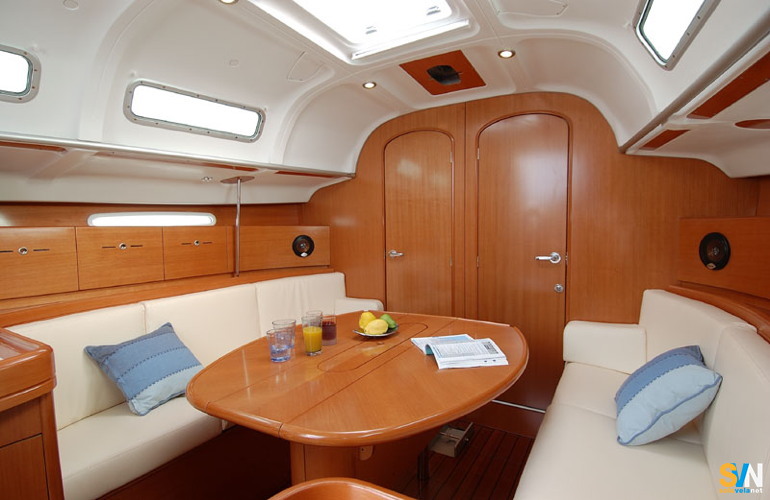 Il First 40.7, la dinette con le porte affiancate della cabina di prua e del bagno