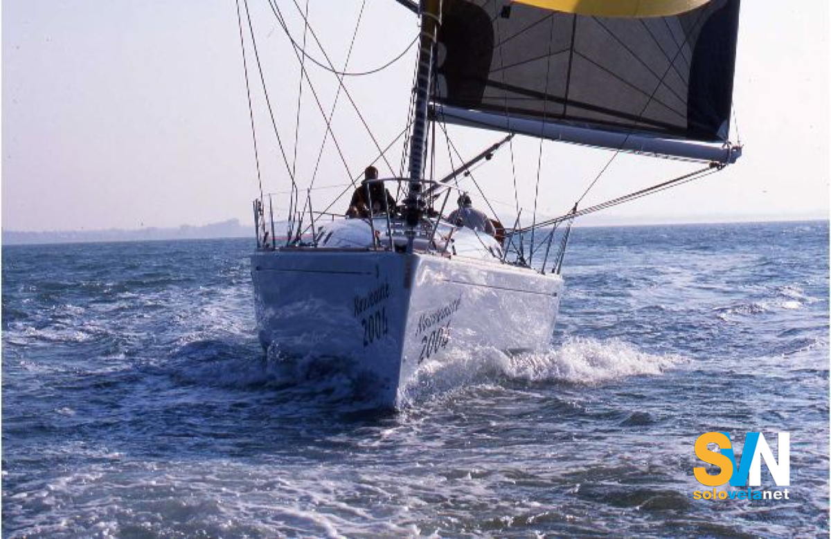 Il First 44.7 in navigazione visto da prua