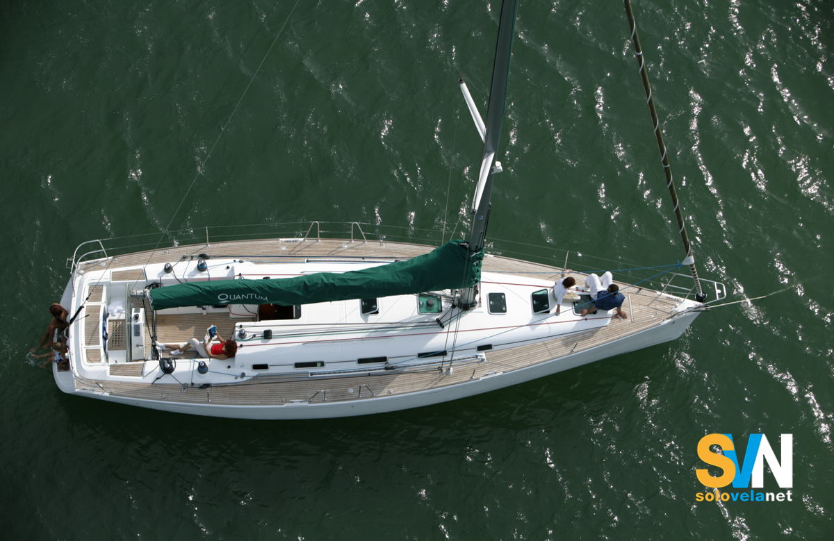 Il First 44.7 all'ancora visto dall'alto