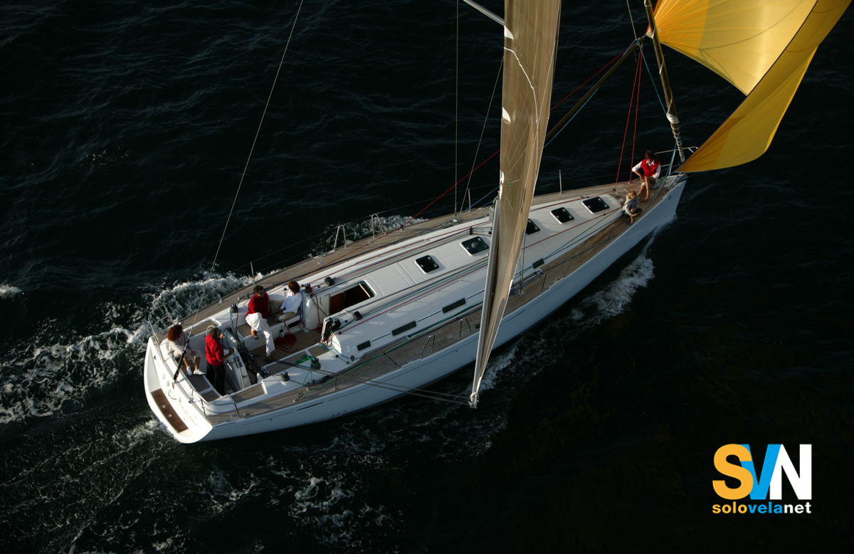 Il First 44.7 sotto spi visto dall'alto
