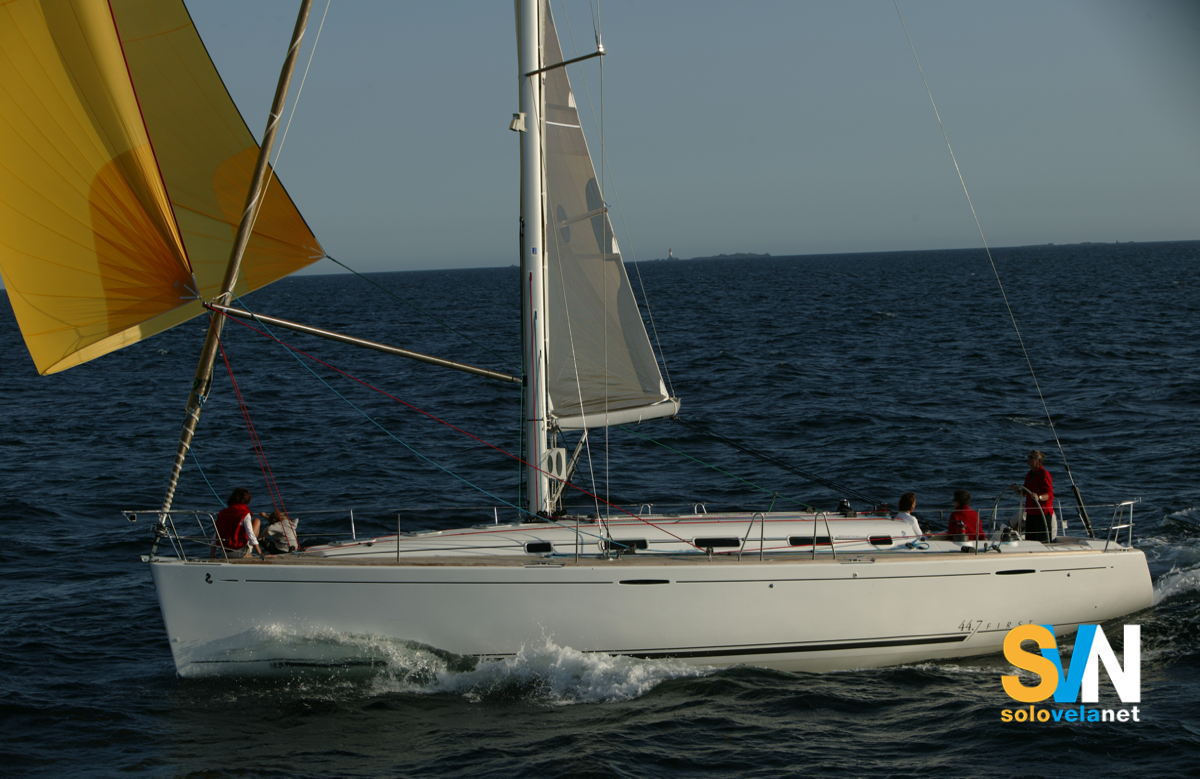 Il First 44.7 in navigazione sotto spi