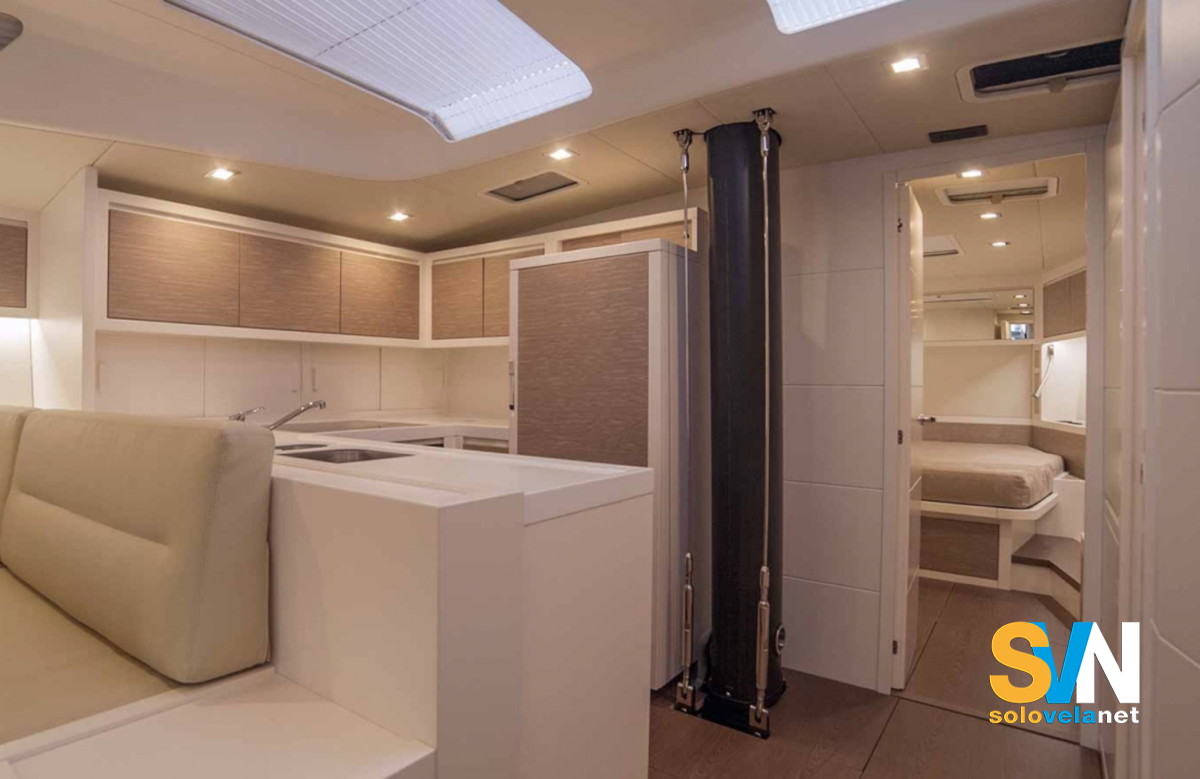 La cucina e uno scorcio sulla cabina di prua dell'Ice 60