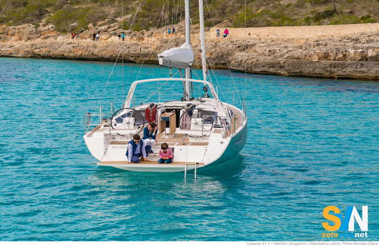 L'Oceanis 41.1 in rada vista di poppa