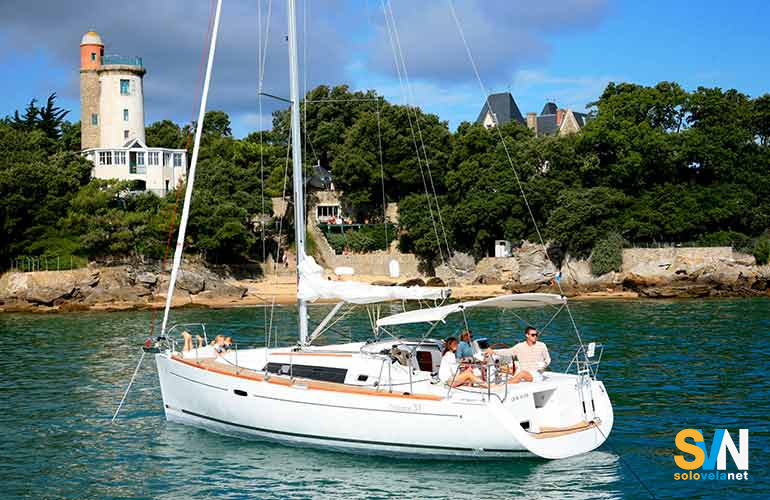 L'Oceanis 37 in rada alla fonda