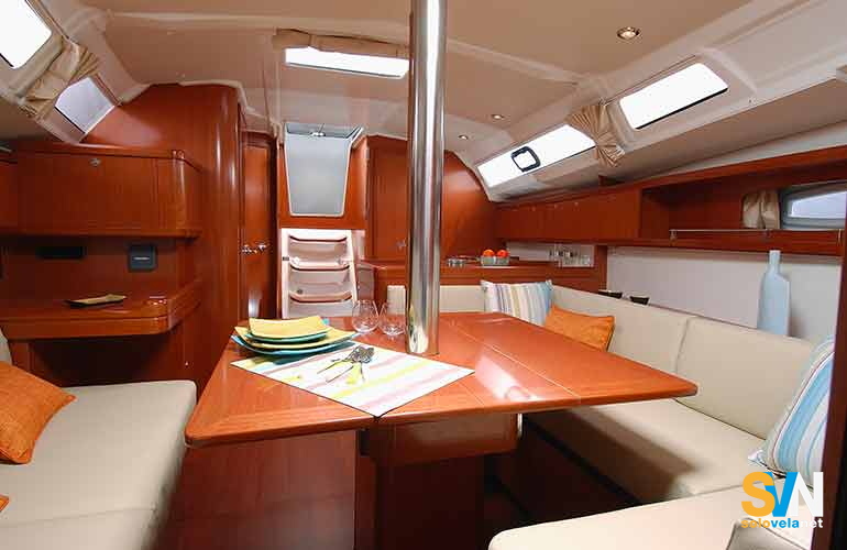 L'Oceanis 37, la dinette vista da prua