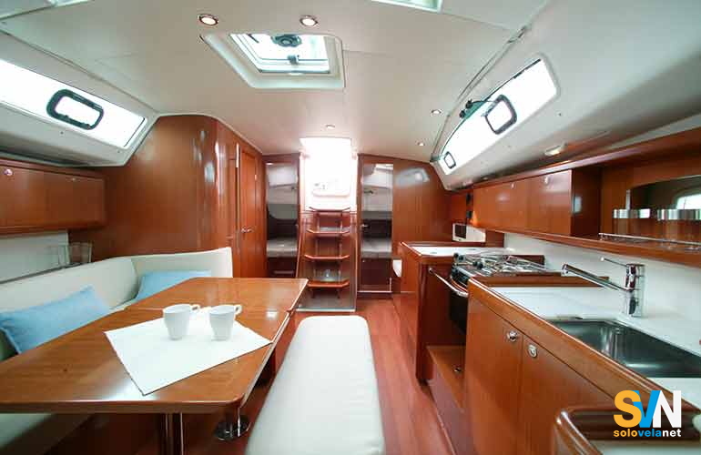 Oceanis 40,  la dinette vista da prua