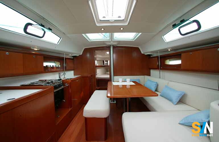 Oceanis 40,  la dinette vista da poppa
