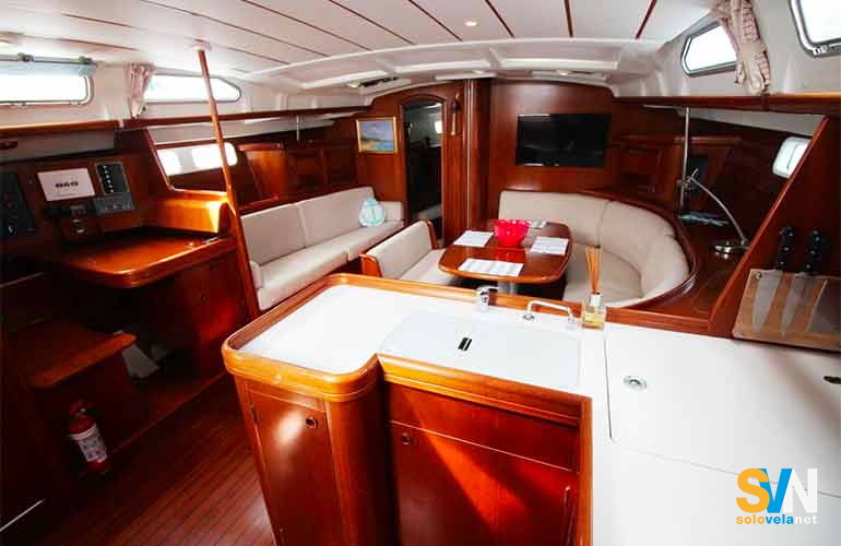 L' Oceanis Clipper 473 la dinette nella versione a 2 cabine