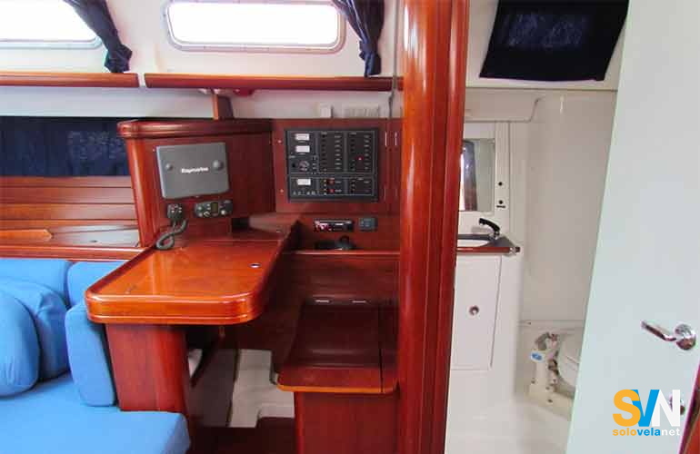 L' Oceanis Clipper 473, il tavolo da carteggio