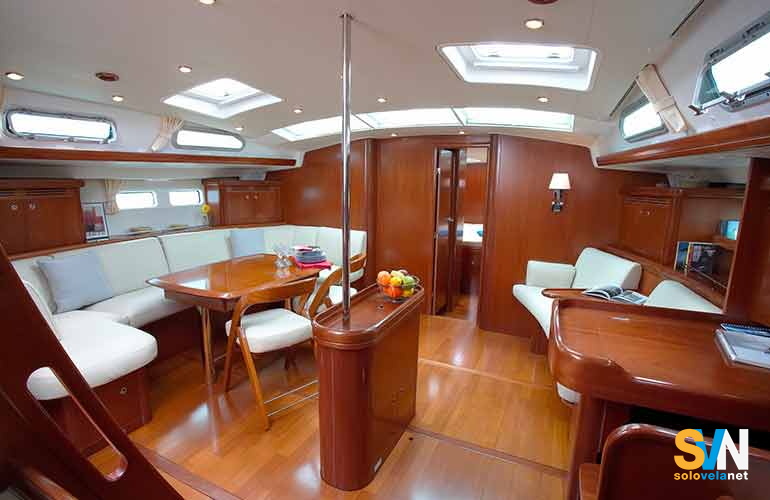L' Oceanis 523, la grande dinette