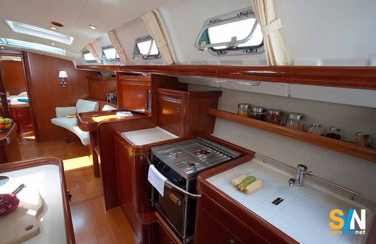 L' Oceanis 523, la cucina a U della versione a due cabine con cabina marinaio